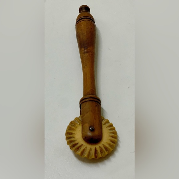 1880s Antique Wooden Carved Bone Wheel Pie Crimper - Picture 7 of 15